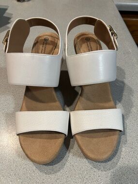Gianni Bernini sz 9.5 Women’s White Two-Band Slingback 3” Heel Sandals